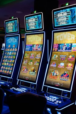 Varna, Bulgaristan - 29 Haziran 2020: Parlak slot makineleriyle içerideki kumarhane oyun odasını görmek.