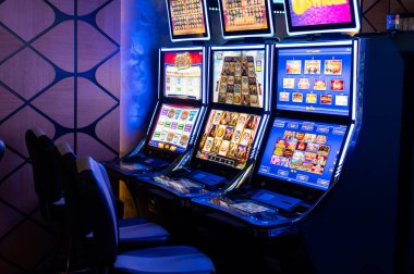 Varna, Bulgaristan - 29 Haziran 2020: Parlak slot makineleriyle içerideki kumarhane oyun odasını görmek.