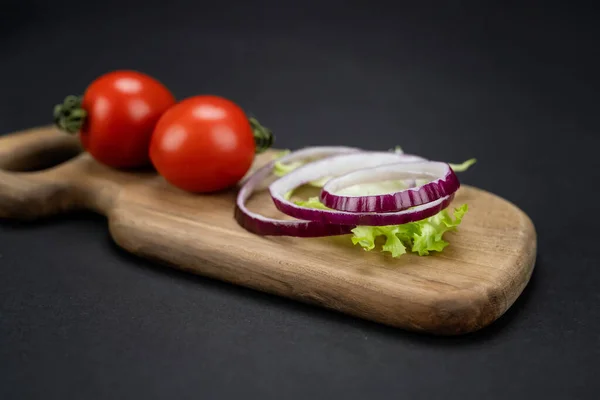 Ingredientes Frescos Servidos Una Pequeña Tabla Cortar Madera Sobre Fondo —  Fotos de Stock