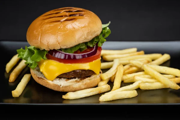 Velsmakende Hjemmelagd Kjøttburger Med Ferske Ingredienser Pommes Frites Servert Svart – stockfoto