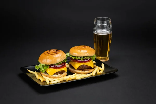 Sabrosa Hamburguesa Carne Casera Con Ingredientes Frescos Papas Fritas Servidas —  Fotos de Stock