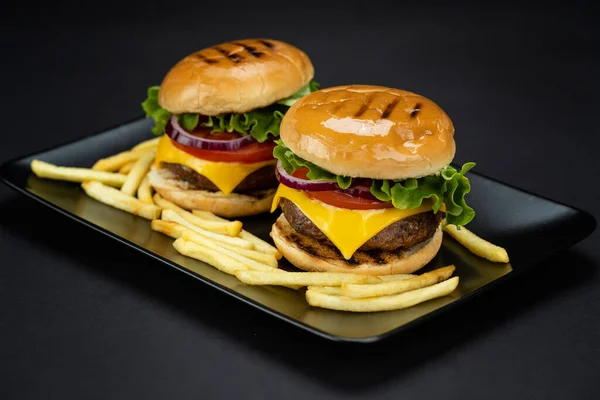 Par Deliciosas Hamburguesas Caseras Res Con Papas Fritas Plato Negro —  Fotos de Stock