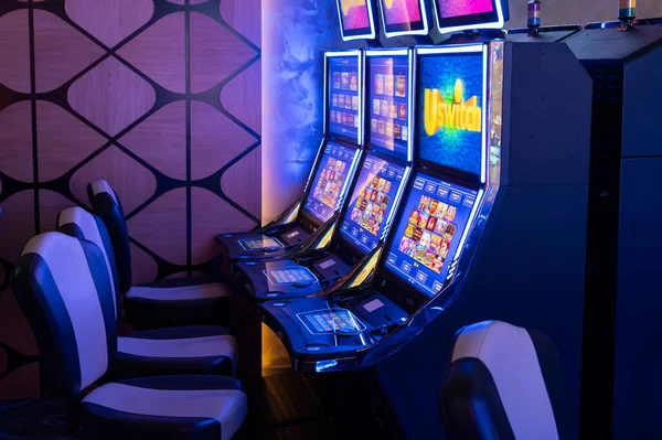 ブルガリアのヴァルナ 2020年6月29日 明るい照明のスロットマシンでカジノゲームルームの内部のビュー — ストック写真