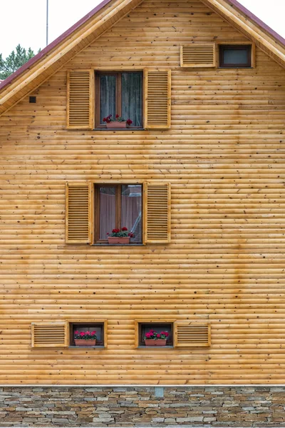 Bulgaristan 'ın Bansko kenti yakınlarındaki bir dağ köyündeki güzel ahşap bir evin cephesinin bir parçası.