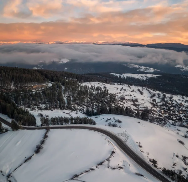 Krásná Krajina Plíživými Mlhami Zasněžených Svazích Rhodopy Bulharsko Při Východu — Stock fotografie