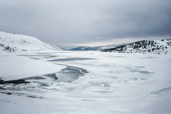 Increíble Paisaje Con Laderas Montañas Cubiertas Nieve Presa Congelada Belmeken —  Fotos de Stock
