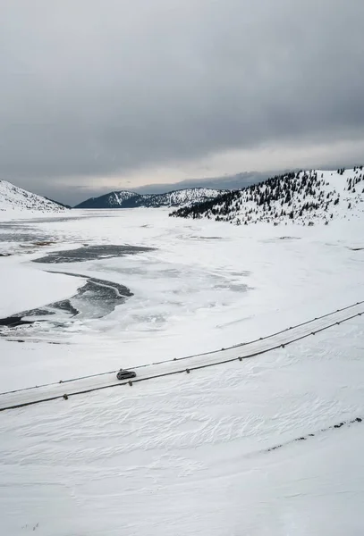 Fotografía Aérea Drones Una Montaña Nevada Con Coche Carretera Paisaje —  Fotos de Stock