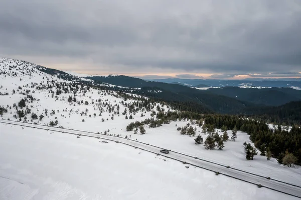 Fotografía Aérea Drones Una Montaña Nevada Con Coche Carretera Paisaje —  Fotos de Stock