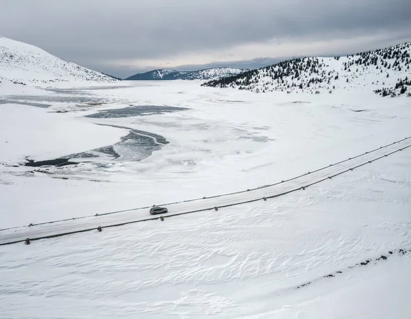 Fotografía Aérea Drones Una Montaña Nevada Con Coche Carretera Paisaje —  Fotos de Stock