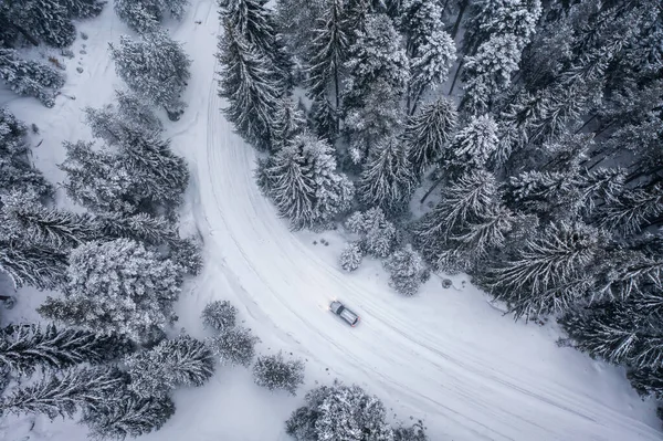 Fotografía Aérea Drones Pintoresco Bosque Nevado Con Coche Una Carretera —  Fotos de Stock
