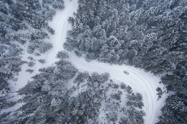 Fotografía Aérea Drones Pintoresco Bosque Nevado Con Coche Una Carretera —  Fotos de Stock