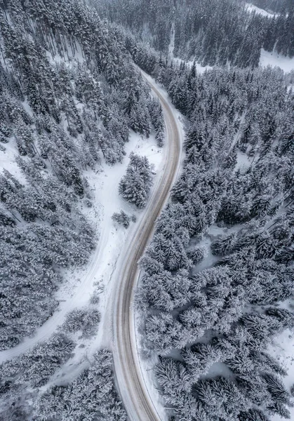 Fotografía Aérea Drones Pintoresco Bosque Nevado Con Una Carretera Con —  Fotos de Stock