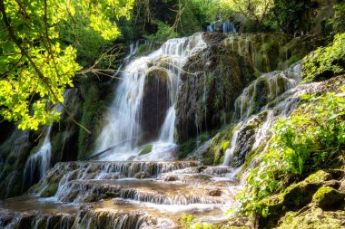 Yeşil ormandaki güzel bir şelale, Kruşuna Şelalesi, Balkan Dağları, Bulgaristan