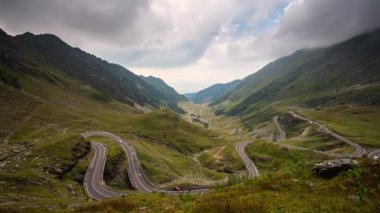 Romanya 'nın Transilvanya ve Muntenia arasındaki ünlü Transfagarasan yılanbalığı dağ yolunun kuzey kısmının inanılmaz hızlandırılmış videosu
