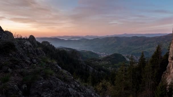 ブルガリア ロドピ山脈の絵のように美しい山の町スモリャンの上の日の出でタイムラプスビデオ — ストック動画