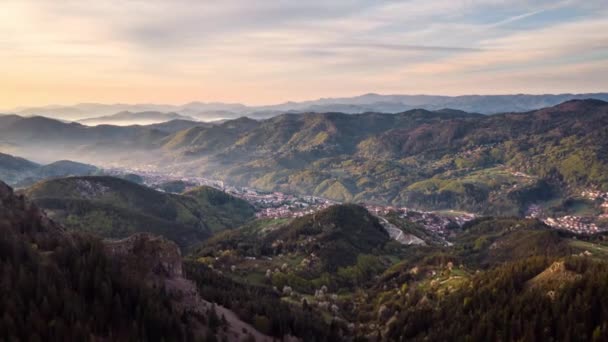 位于保加利亚罗多彼山脉风景如画的小镇斯莫良上方的日出时分 时间流逝视频 — 图库视频影像