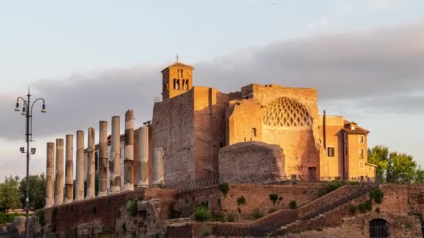 ローマで皇帝ネロによって建てられたドムス アウレアの上の日の出に移動雲とタイムラプスビデオ ローマフォーラムで — ストック動画