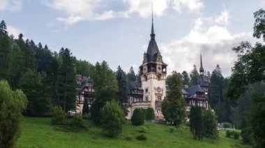 Romanya 'nın Sinaia kenti yakınlarındaki Peles Kalesi' nin üzerinde güzel hareket eden bulutlarla zaman darlığı