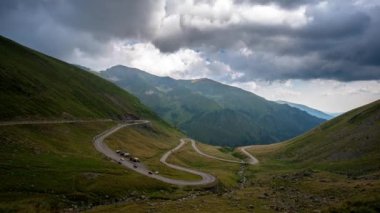 Romanya 'nın Transilvanya ve Muntenia arasındaki ünlü Transfagarasan yılanbalığı dağ yolunun güney kısmında inanılmaz bir hızlandırılmış video var.