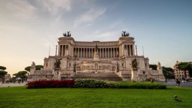 Roma, İtalya 'daki Victor Emmanuel Anıtı' nın ön manzaralı hızlandırılmış videosu