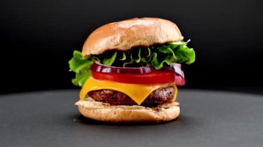 Lezzetli ev yapımı sığır burger. Taze malzemeli. Kameranın önünde dönüyor.