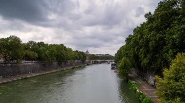 Tiber Nehri üzerinde Ponte Vittorio Emanuele II (Victor Emmanuel II köprüsü) ile hızlandırılmış video, Roma, İtalya 'da Aziz Peter Bazilikası kubbesi.