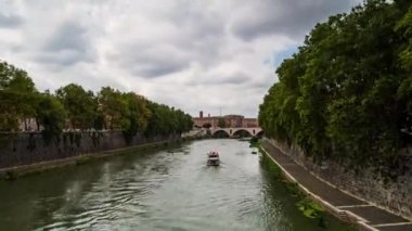 Roma, İtalya 'da Tiber Nehri üzerinde Ponte Principe Amedeo Savoia Aosta ile hızlandırılmış video, hızlı yağmur bulutları ve nehrin akan suları.