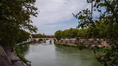 Tiber Nehri üzerinde Ponte Sisto (Sisto köprüsü) ve Roma, İtalya 'da arka planda Aziz Peter Bazilikası ile hızlandırılmış video.