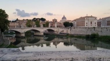 İtalya, Roma 'da sabah saatlerinde Sant' Angelo kalesinin ve Tiber Nehri üzerindeki köprünün sabit kamera görüntüsü takip ediliyor..