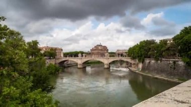 Orta Çağ St. Angelo şatosu ve Tiber nehri üzerindeki Vittorio Emanuele II Köprüsü üzerinde hareket eden bulutlarla hızlandırılmış video