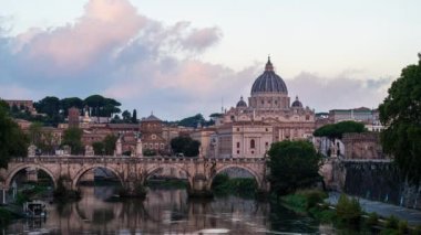 Roma 'nın ünlü Vatikan Aziz Peter Bazilikası ve Tiber Nehri üzerindeki St. Angelo Köprüsü ile birlikte Roma' nın hızlandırılmış videosu. Hareket eden bulutlarla gün doğumu görünümü.