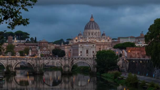 스카이라인은 이탈리아 바티칸의 베드로 바실리카와 안젤로 다리와 촬영되었다 흐르는 구름을 — 비디오