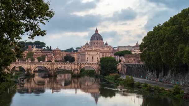 罗马天际线与意大利罗马Tiber河上方著名的梵蒂冈圣彼得教堂和圣安杰罗桥的延时视频 日出日落 云彩飘扬 — 图库视频影像