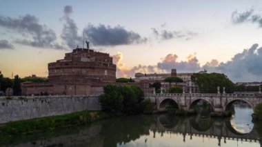 Ortaçağ St. Angelo şatosu ve Tiber nehri üzerindeki Vittorio Emanuele II Köprüsü 'nün üzerinde gün doğumunda hareket eden bulutlarla ilgili hızlandırılmış video.