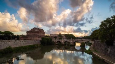 Ortaçağ St. Angelo şatosu ve Tiber nehri üzerindeki Vittorio Emanuele II Köprüsü 'nün üzerinde gün doğumunda hareket eden bulutlarla ilgili hızlandırılmış video.