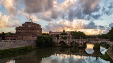 Ortaçağ St. Angelo şatosu ve Tiber nehri üzerindeki Vittorio Emanuele II Köprüsü 'nün üzerinde gün doğumunda hareket eden bulutlarla ilgili hızlandırılmış video.
