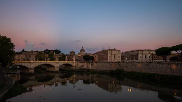 在罗马天际线与意大利罗马著名的梵蒂冈圣彼得大教堂和圣安杰罗桥之间的时间间隔视频 日出日落 云彩飘扬 — 图库视频影像
