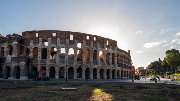 Gün Doğumunda Colosseum Üzerinde Hareket Eden Bulutlarla Hızlandırılmış Video — Stok video