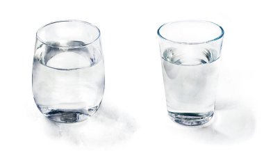 İki bardak suyla suluboya seti. Mutfak malzemelerinin beyaz üzerine izole edildiği gerçekçi bir tablo. Şeffaf bardakta temiz su. Yüksek kaliteli illüstrasyon