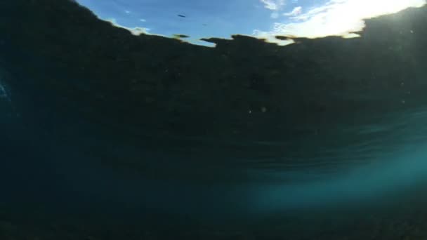 Unterwasser Ozeanwelle bricht mit Sonne — Stockvideo