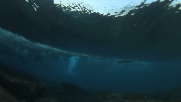 Подводная океанская волна — стоковое видео