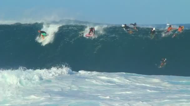 Surfer ottiene barreled — Video Stock