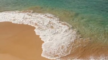 kıyı üzerinde küçük dalgalar