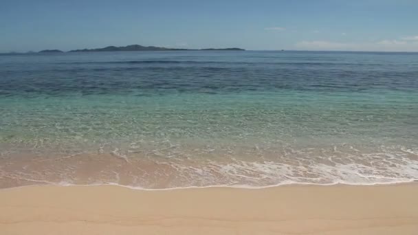 Pequeña ola en la playa de arena — Vídeos de Stock