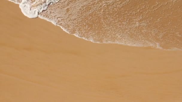 Petites vagues sur le rivage 