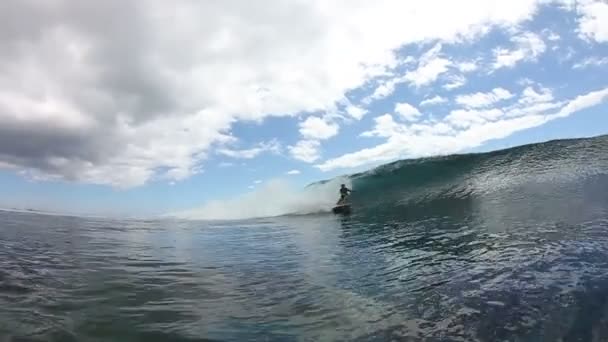 Surfer dostaje barreld na fali niebieski watershot — Wideo stockowe