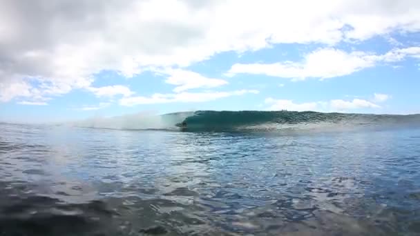 Surfer dostaje barreld na fali niebieski watershot — Wideo stockowe