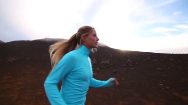 Genç sarışın kadın dışında doğada çalışan yerleştirmek