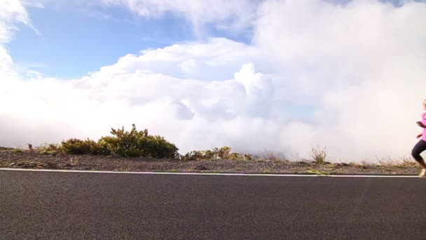 Νεαρή γυναίκα τρέχει έξω πάνω από τα σύννεφα — Αρχείο Βίντεο