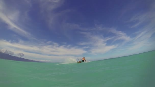 Young Fit Man Kite Surfing In Ocean - летний вид спорта. — стоковое видео